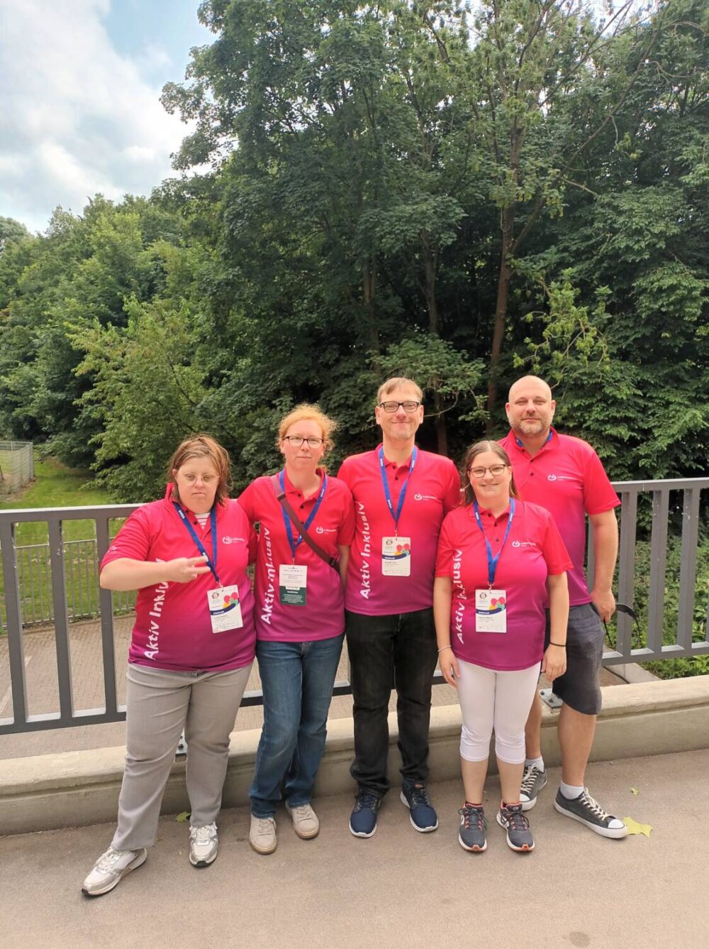 Schwimmteam und Trainerin vor den Special Olympics Landesspielen
