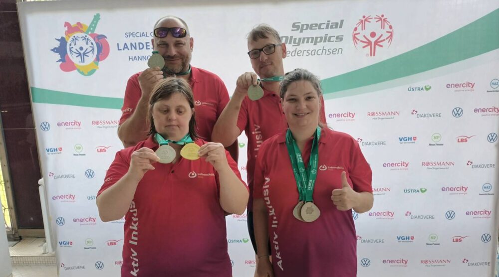 Schwimmteam Medaillenübergabe Special Olympics
