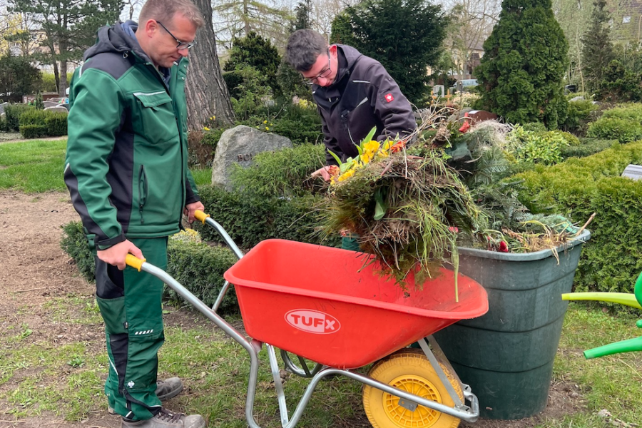 Gartenteam der Lebenshilfe Seelze pflegt Friedhof der Seelzer St. Martin-Gemeinde