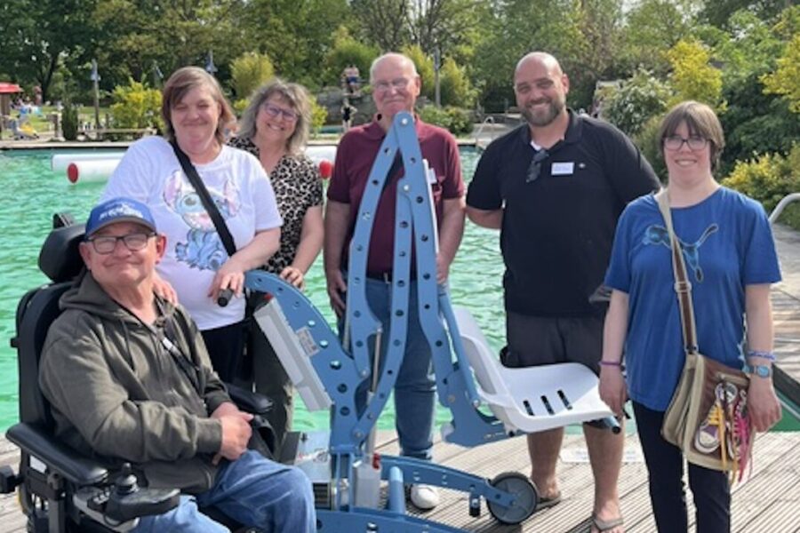 NaturErlebnisBad Luthe: Neuer Pool-Lift für körperlich beeinträchtigte Badegäste