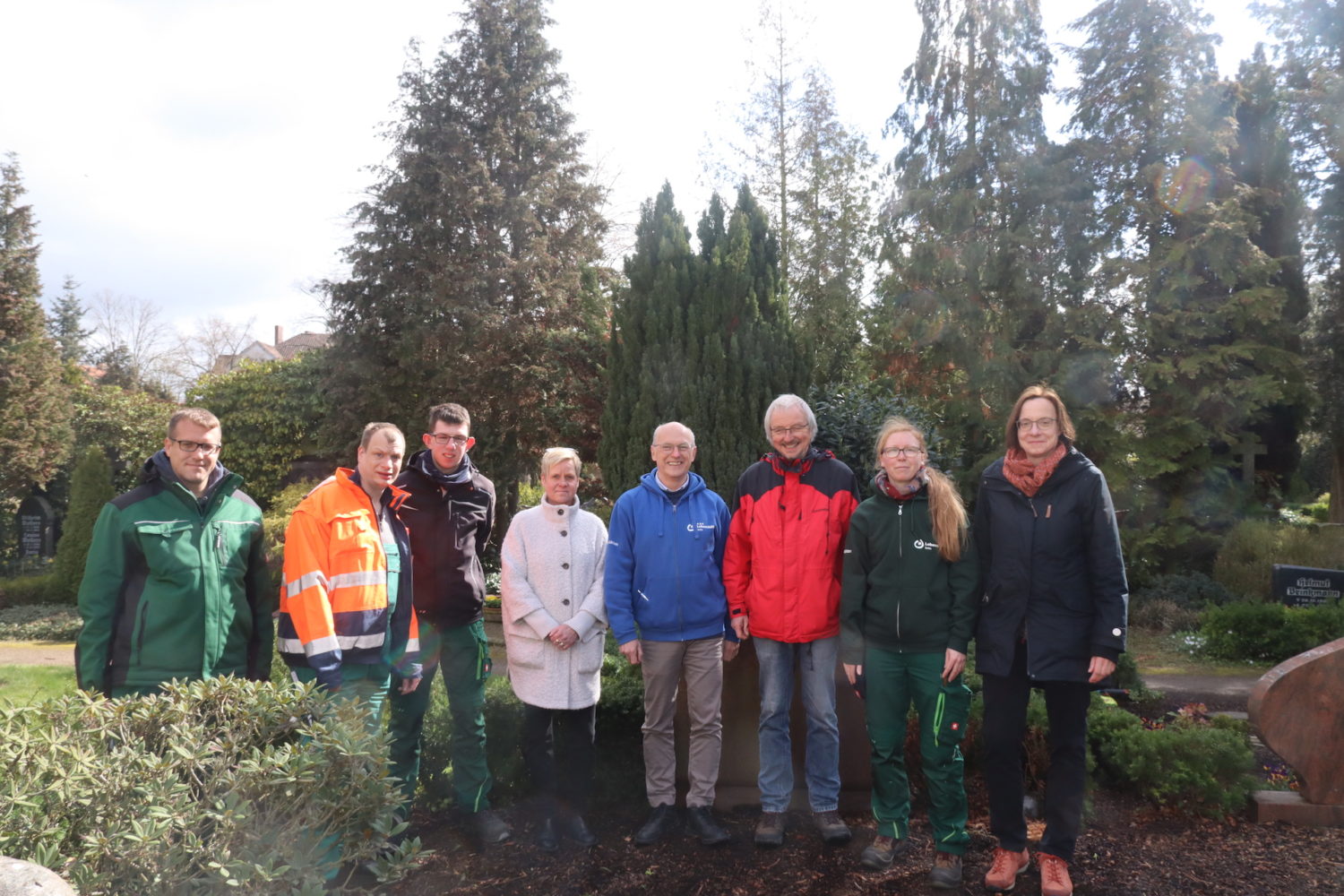Gartenteam der Lebenshilfe Seelze pflegt Friedhof der Seelzer St