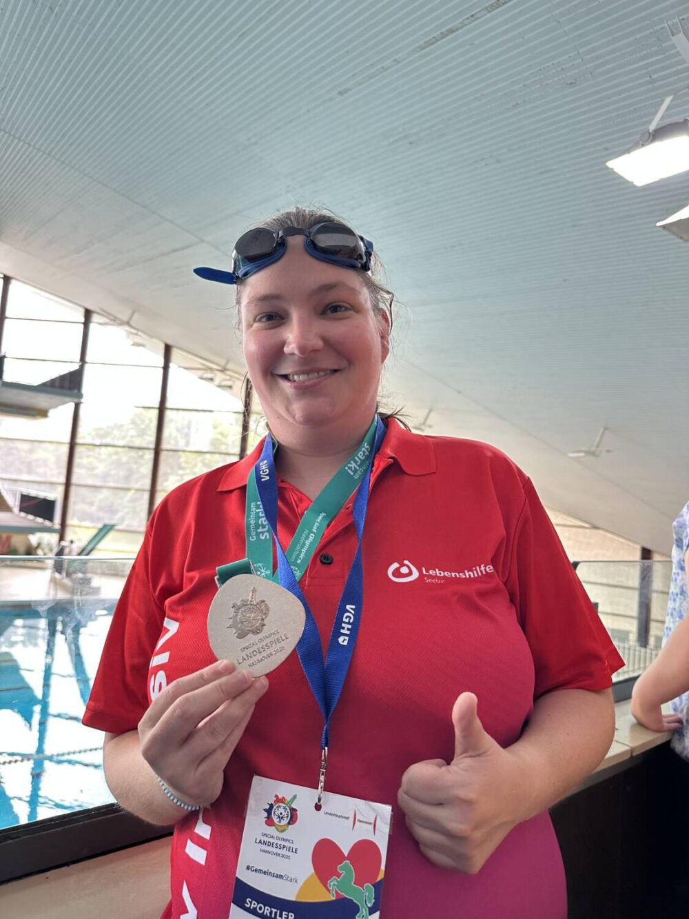 Schwimmerin mit Bronzemedaille Special Olympics