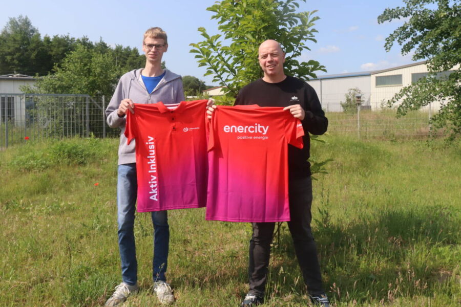 Schwerbehindertenvertretung von enercity unterstützt Einzelsport: Trikots für das Lebenshilfe-Schwimmteam