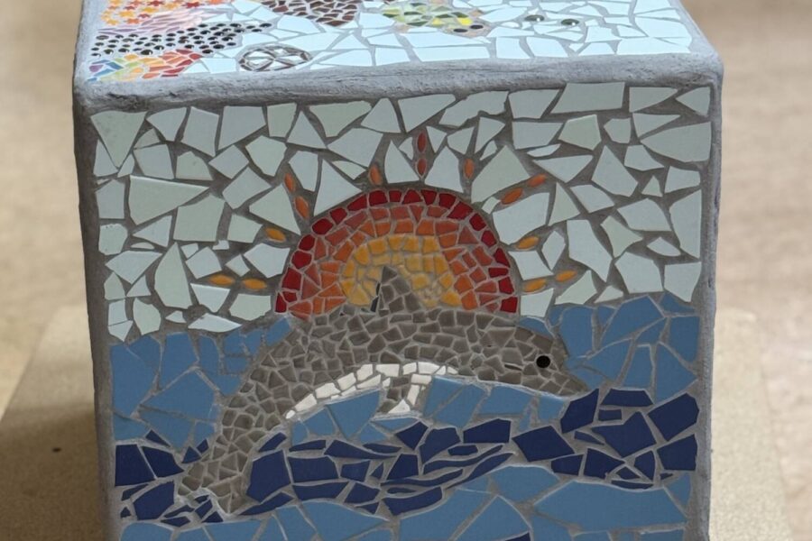 Kreatives Ferienprojekt: Hort-Kinder gestalten bunte Mosaik-Sitzwürfel für die Lebenshilfe-Kita