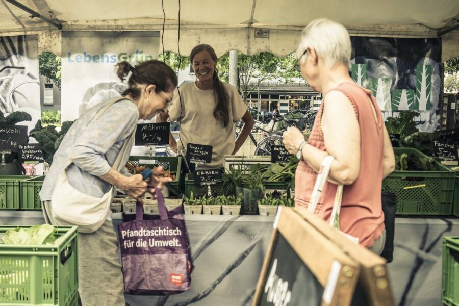 Frisches Bio-Gemüse von LebensGrün auf dem Bauernmarkt in Döhren